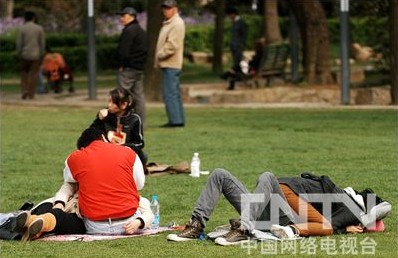 情侣男女拥抱亲吻图片